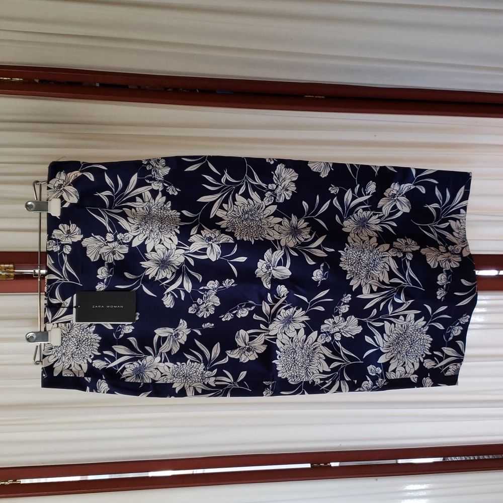 NWT Zara navy and white floral pencil skirt. Side zip. Size L